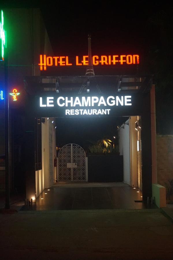 Hotel Le Griffon Абиджан Екстериор снимка